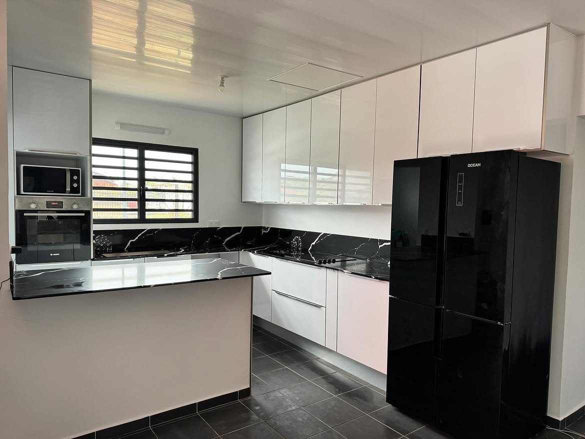Cuisine blanche laquée sur mesure, plan de travail marbré noir, Luxor Guyane